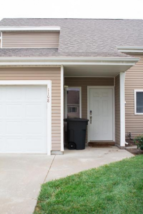 King Bed, Garage, Free Parking, Large Backyard 3BR 2 Bath N1108